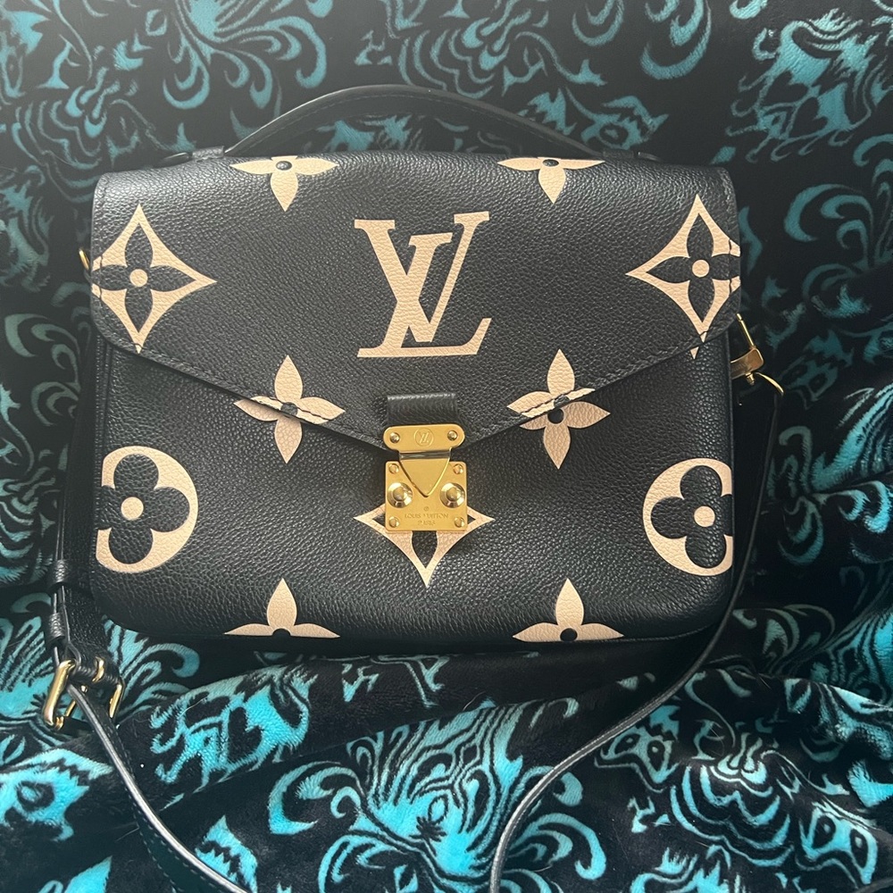 Louis Vuitton
Giant Monogram Empreinte Pochette Metis